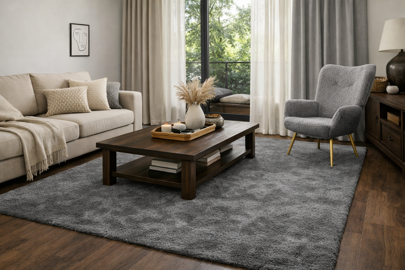 Hyperrealistisches Wohnzimmer in Greige Tönen mit beigem Sofa, grauem Teppich auf dunklem Holzboden und grauem Bouclé Sessel mit goldenen Beinen, kombiniert mit warmen Textilien und hellen Vorhängen für eine moderne, gemütliche Atmosphäre.