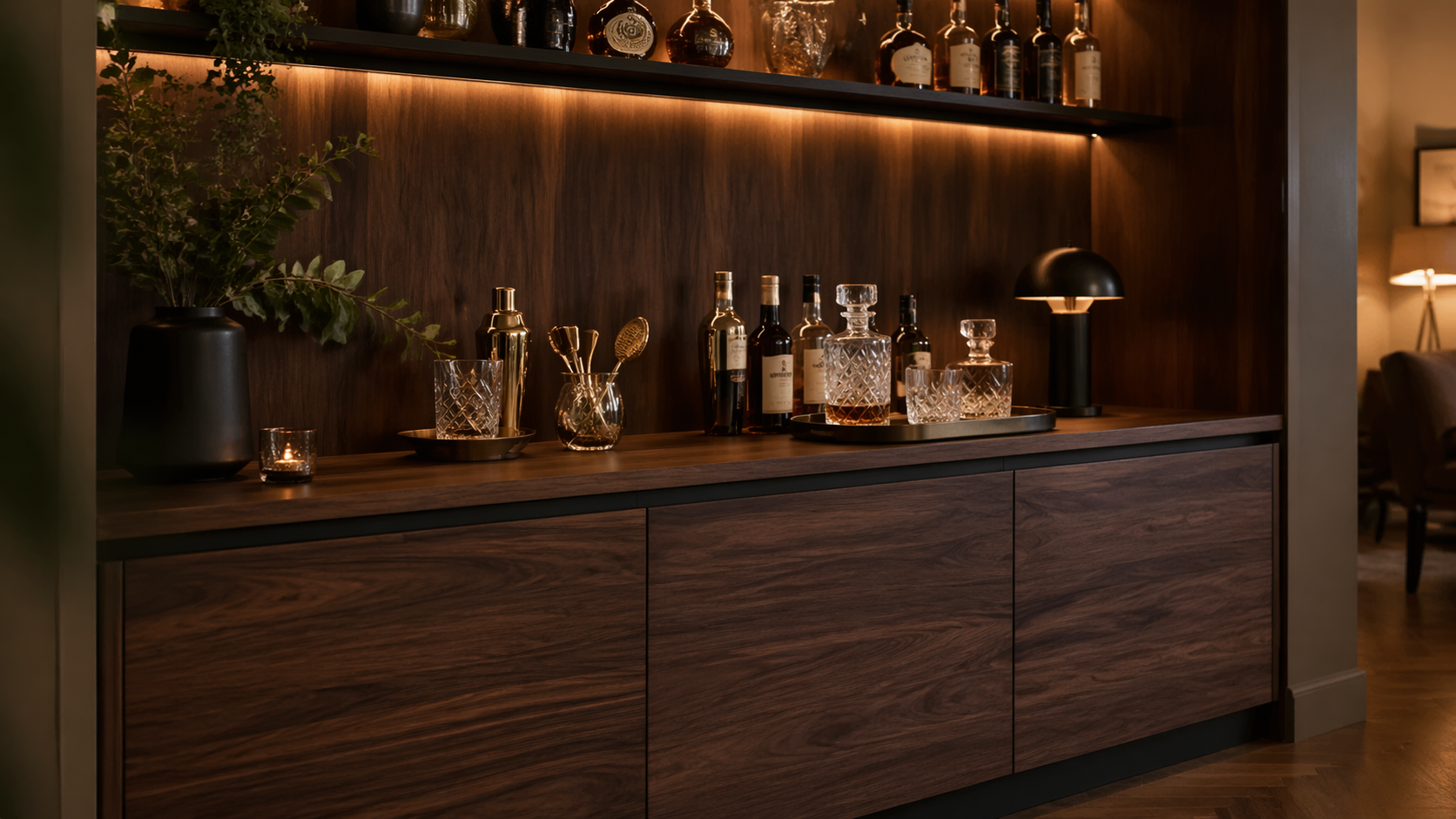 Hyperrealistische Home Bar mit dunklem Holz Sideboard in Nussbaumoptik, warme indirekte Beleuchtung, stilvoll arrangierte Spirituosenflaschen, Kristallgläser und goldene Bar Accessoires, elegante und gemütliche Atmosphäre ohne Personen.